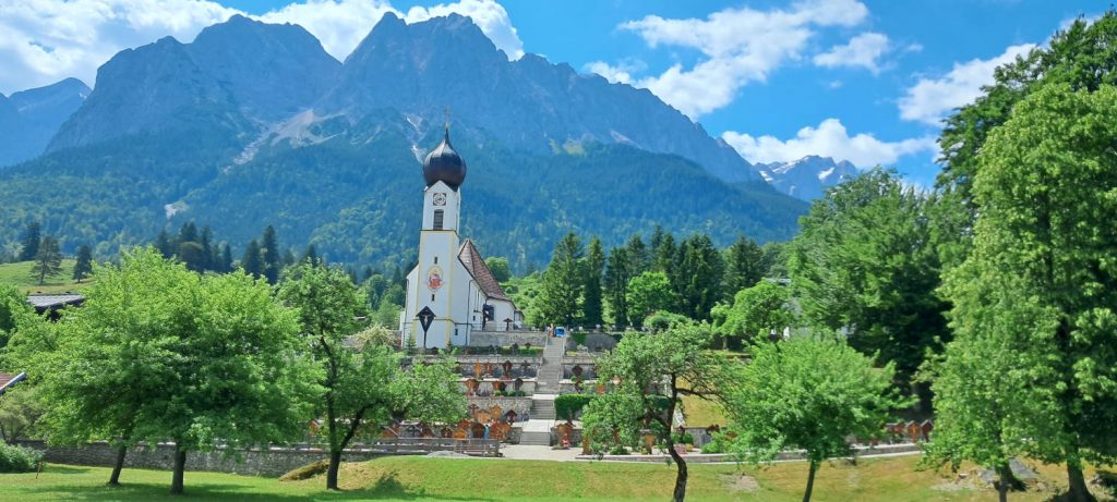 Bayern begeistert durch die Alpen und altertümliche Gebäude